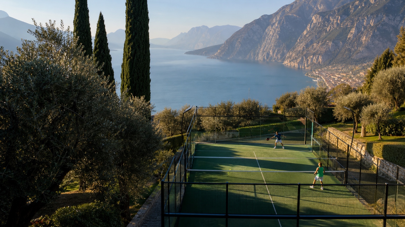 Am Gardasee entscheidet die Lage zwischen Court, Unterkunft und See über den Tagesrhythmus.