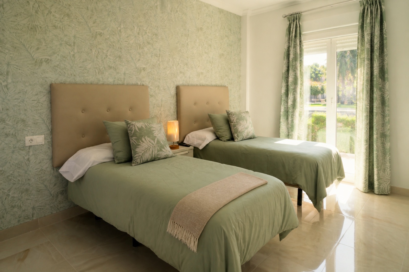 Helles Schlafzimmer der Gruppenvilla bei Málaga mit zwei Betten