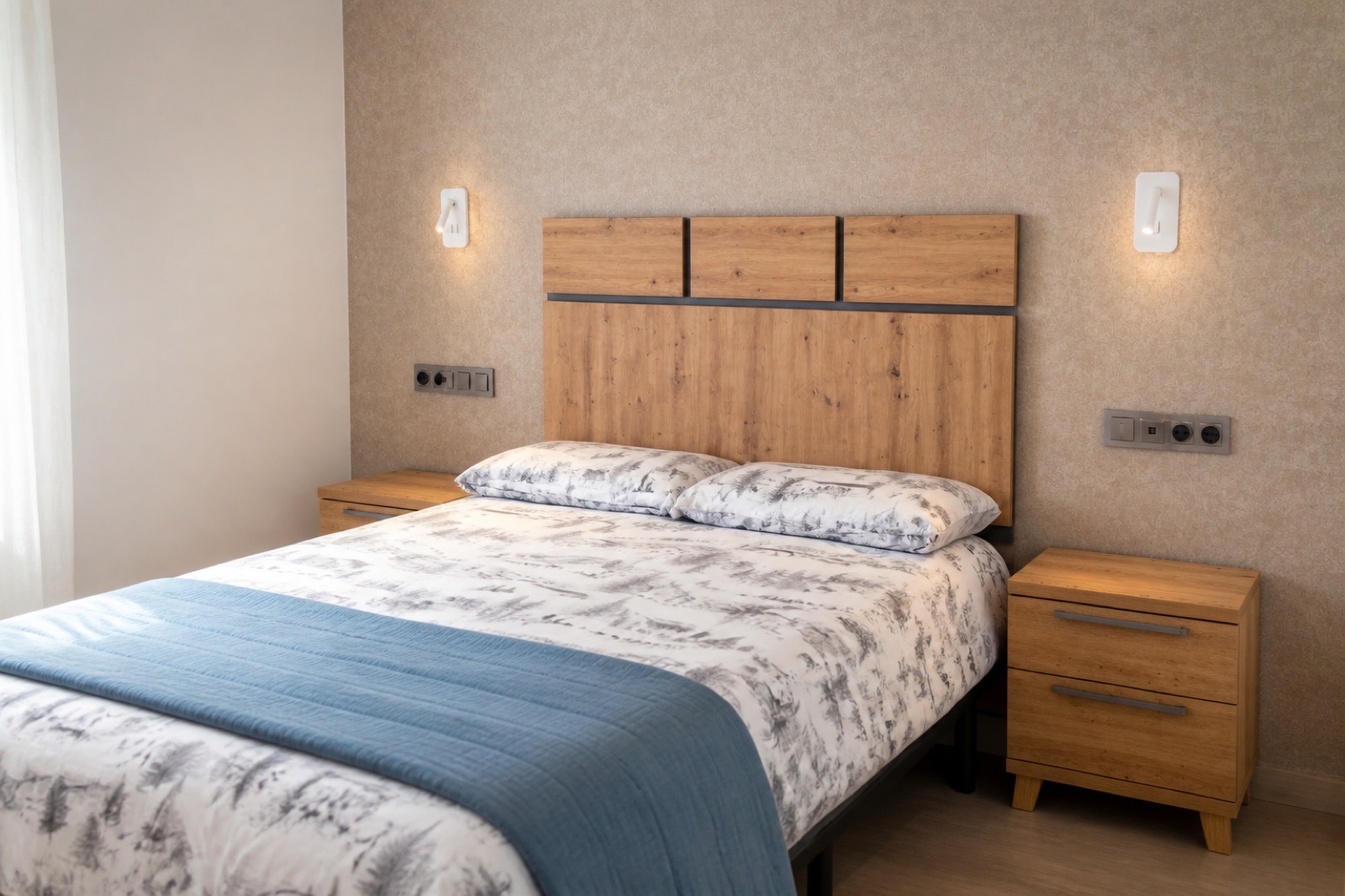 Doppelzimmer mit natürlichem Licht in der Gruppenvilla