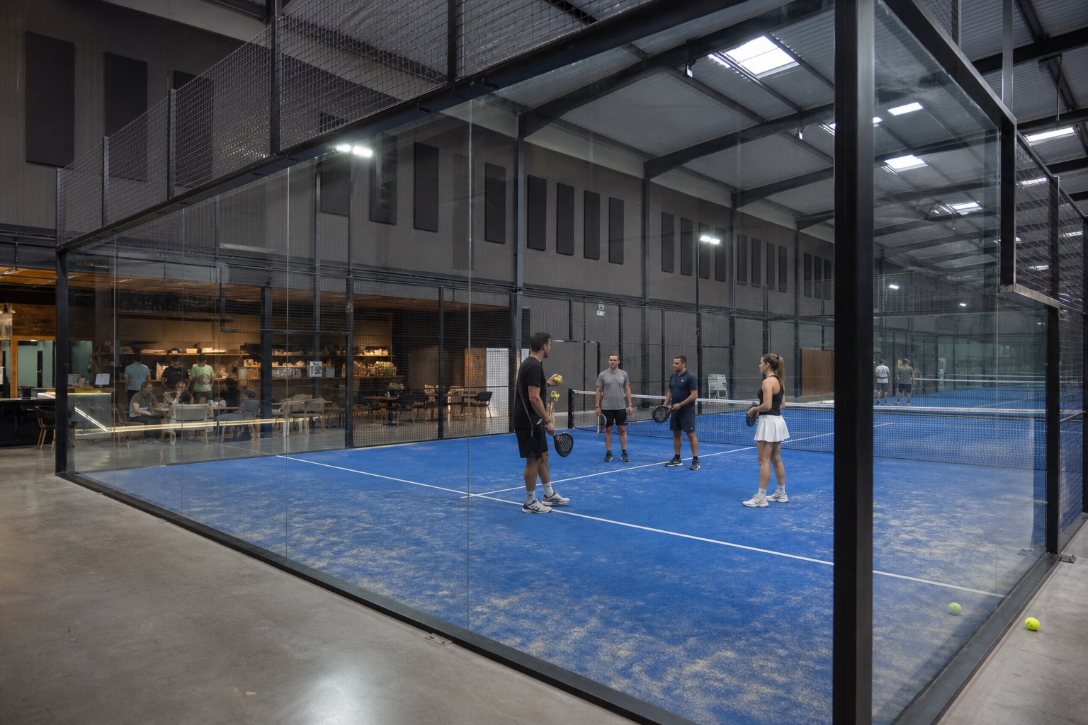 Padel-Training auf einem Indoor-Court in Málaga während der Elevation Vacation